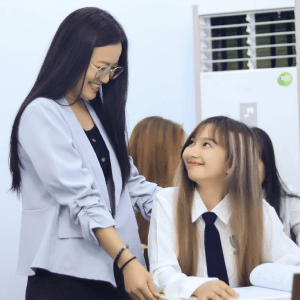 A MEEC teacher mentoring a student